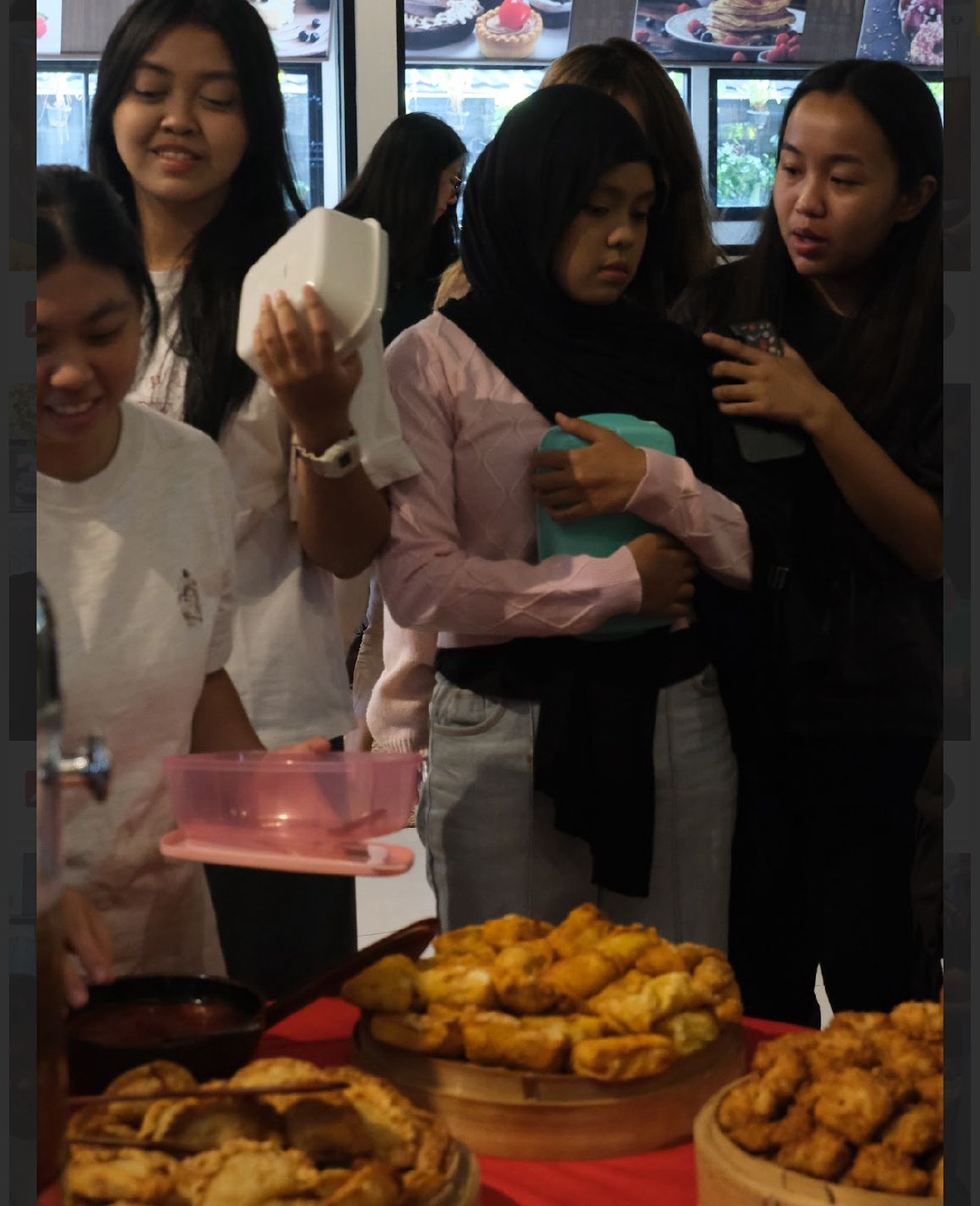 Koki Membawa Wadah